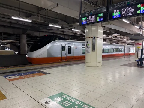 旅立ちを告げる、静かな駅の風景