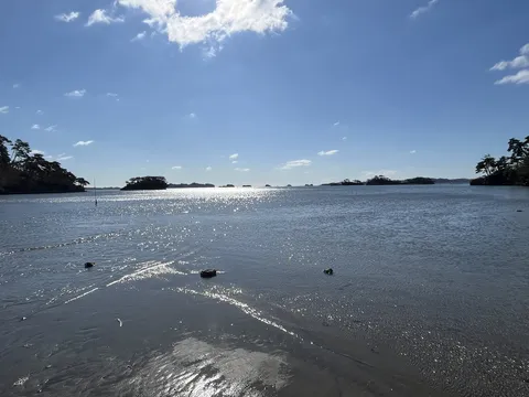 光が揺れる穏やかな入り江
