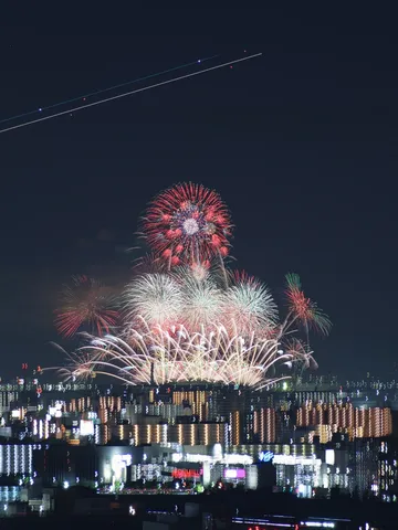 夜空の主役は花火？飛行機？