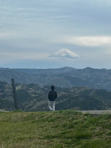 遠方に浮かぶ雪の富士