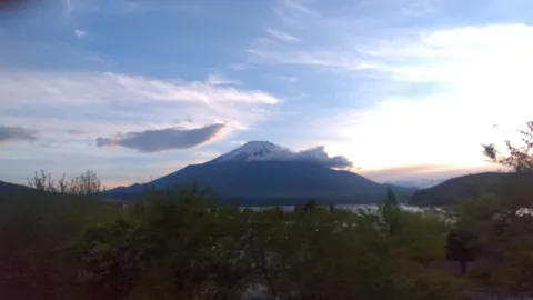 雲海に浮かぶ富士山の静寂