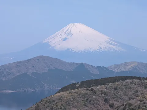 雄大な富士と静かな湖面