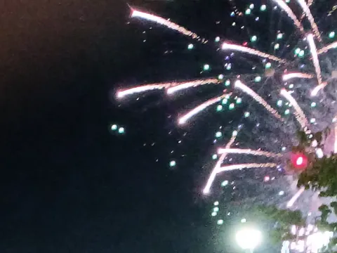 夜空に花火が開く瞬間