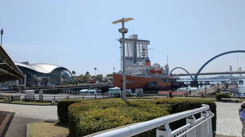 未来へ進む、巨大な船と青い橋