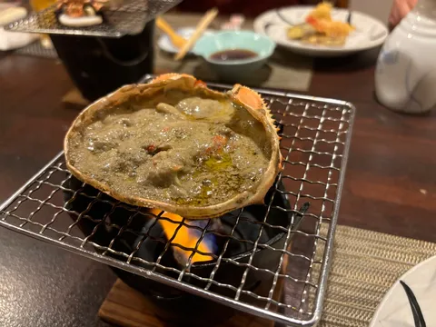 熱々！磯の香りが広がる焼きガニ