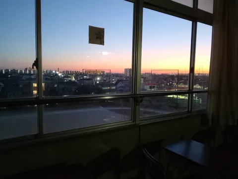 夕暮れ、都会の空に灯る希望
