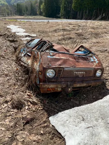 朽ちた車が残す秋の記憶