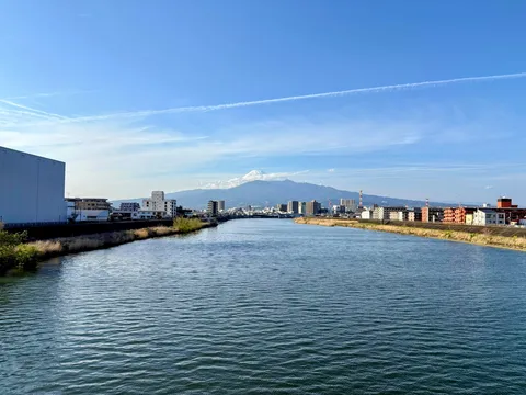 川と街、遠方にそびえる山