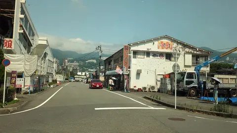 街角の夏の光と影