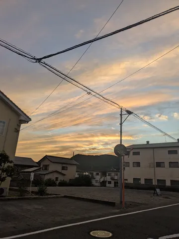 空と電線、夕暮れの街並み