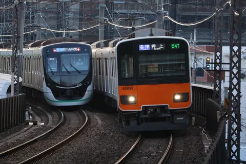 並走する都会の列車たち