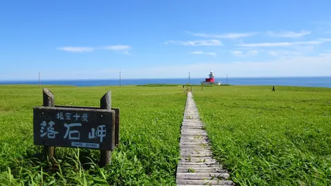 灯台へ続く、青い道の絶景