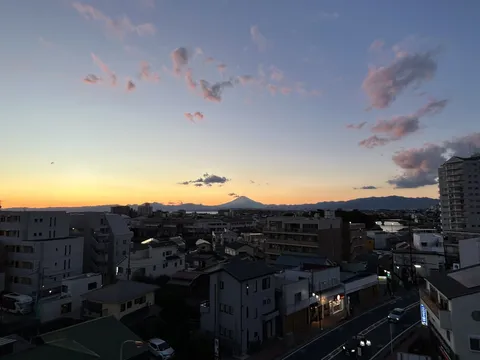 黄昏時の街並みと富士山