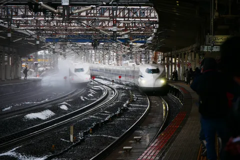 冬の駅に響く、二つの疾走