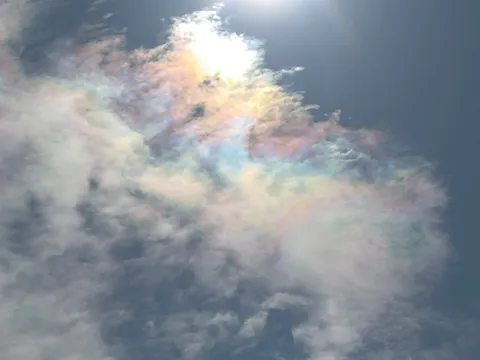 虹色に輝く雲の競演