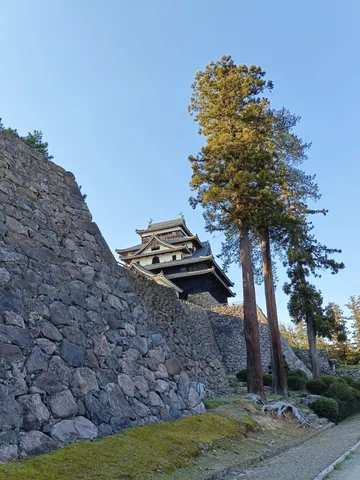 石垣と古城、静かなる時
