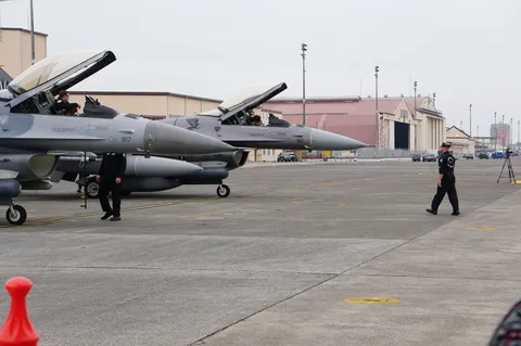 整備士と戦闘機、静かなる対話