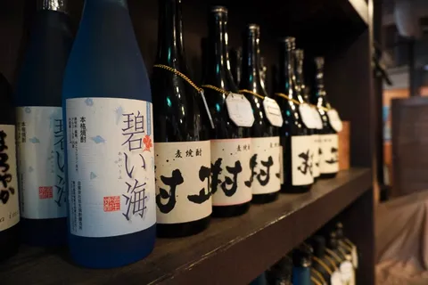 碧い海が映る酒瓶列