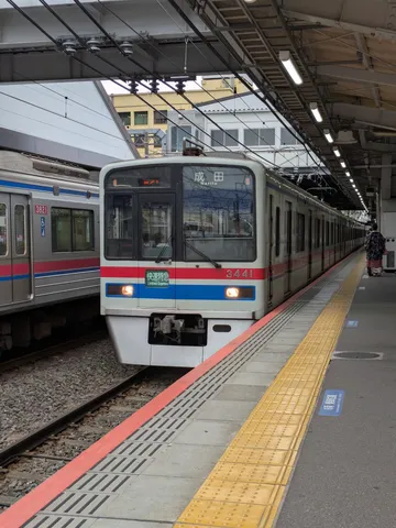 列車と駅の日常風景