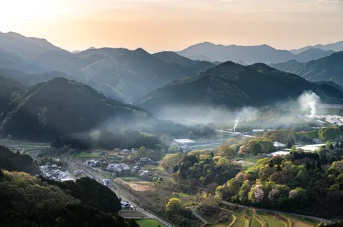 朝霧の山峡に光差す