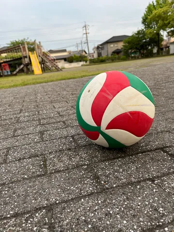 放課後の定番、ボールと広場