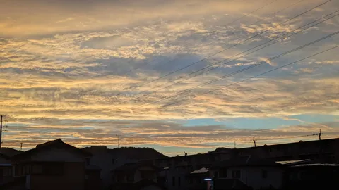 空と電線、夕暮れのコントラスト