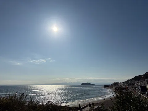 晴れやかな日差し、遠い島影