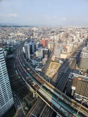 都会の空を駆ける新幹線