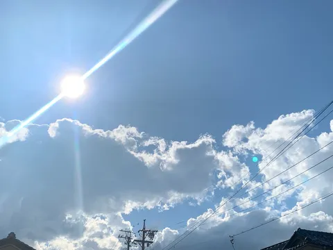 夏の青空に光芒が走る