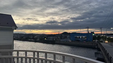 夕暮れの水辺の静かな街