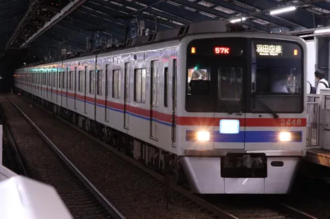 夜の駅に滑り込む
羽田空港行き