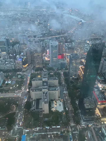 雨粒がきらめく都会の夜景