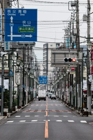 無機質さが際立つ、信号待ちの日常