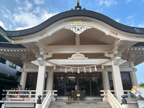 風車が彩る、神社仏閣の静寂