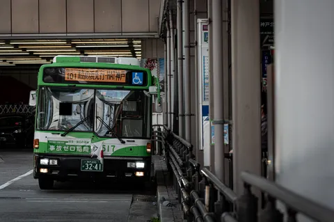 静かに待つ、緑の路線バス