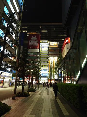 ネオン瞬く夜の街角