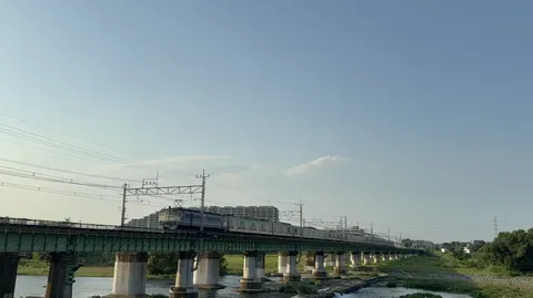 長閑な鉄橋を走る列車