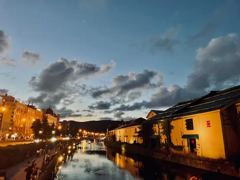 煌めく運河の夕暮れ