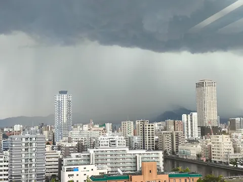 雨雲迫る都会の午後