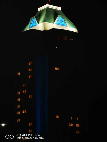 夜空見上げる青い瞳