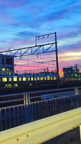 夕焼けと電車のロマンチックな邂逅