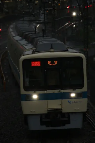 夜の線路を走る列車