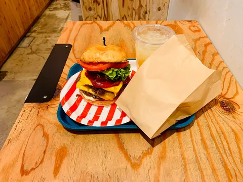 厚切りパティが食欲をそそる、王道バーガー