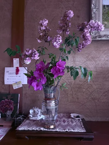 紫陽花とガラスの器、静かな午後のひととき
