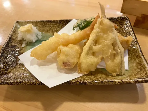 揚げたてサクサク天ぷらの食卓