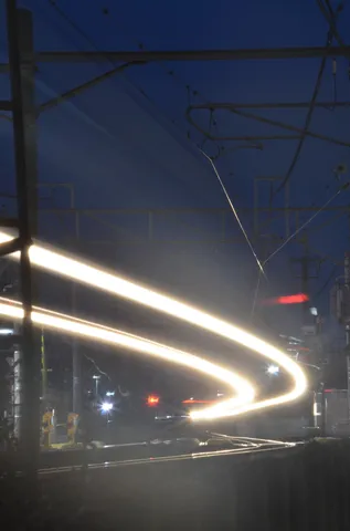 夜を駆ける光の軌跡