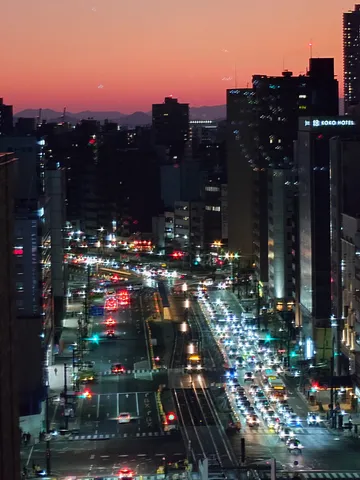 夕暮れを走る光の帯