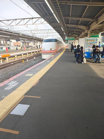 旅立ちのホーム、静かに佇む列車