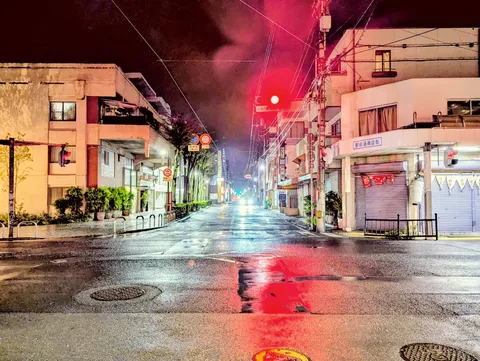 雨夜の赤信号が誘う路地