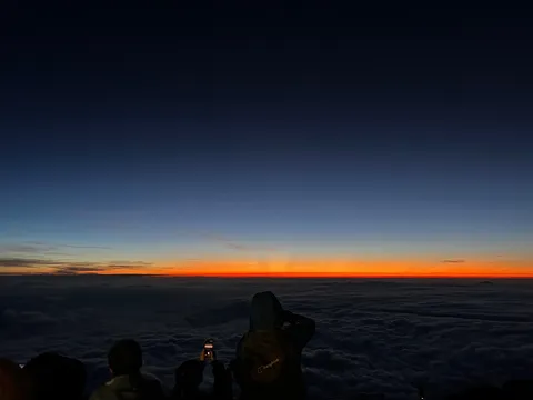 雲海に染まる空、地上の光